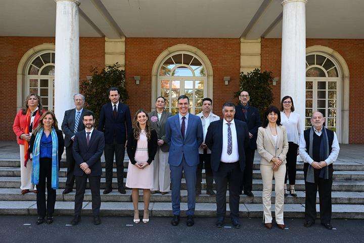 Imagen de la reunión del presidente con los representantes gitanos