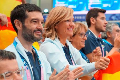 Bustinduy, Pilar Alegría y gente aplaudiendo y sosteniendo banderas de España