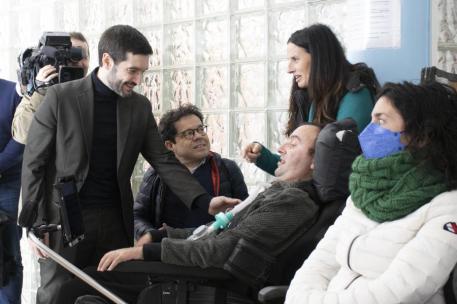 Bustinduy visitando un centro de ELA