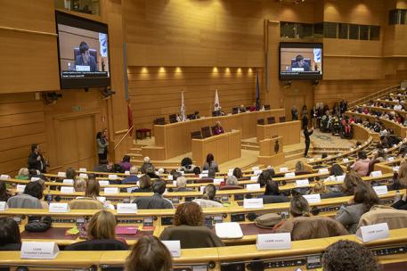 El ministro Pablo Bustinduy durante su discurso en el Senado ante el Parlamento de las mujeres con discapacidad