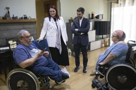 El ministro Pablo Bustinduy visita un hogar accesible junto a la presidenta de CODISA