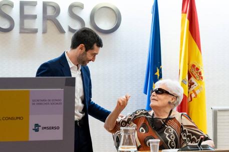 Pablo Bustinduy saluda a Amparo Muñoz, del Consejo Asesor de la Estrategia, experta por experiencia