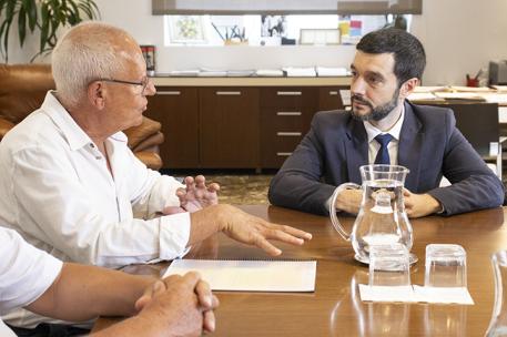 Bustinduy se reúne con los alcaldes de Dénia y Altea para abordar la problemática de los pisos turísticos que operan sin licencia