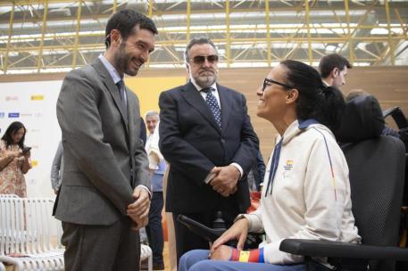 El ministro Bustinduy junto con el presidente de Consejo Superior de Deportes hablando con la atleta de la delegación paralímpica española Teresa Perales.