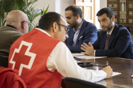 el ministro de Derechos Sociales, Consumo y Agenda 2030 junto a representantes del Tercer Sector y Cruz Roja en Valencia durante una reunión.