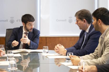 El ministro Pablo Bustinduy durante la reunión