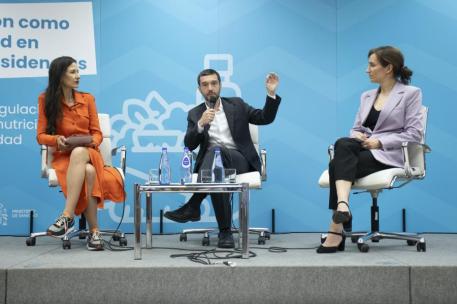 De izquierda a derecha: Beatriz Robles, Pablo Bustinduy y Mónica García durante el acto
