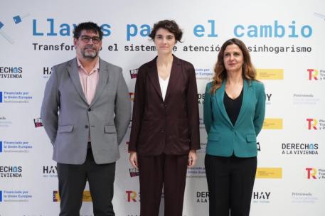 Rosa Martínez, secretaria de Estado de Derechos Sociales, en el centro de la imagen