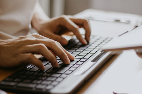 Imagen de archivo de una persona utilizando un ordenador