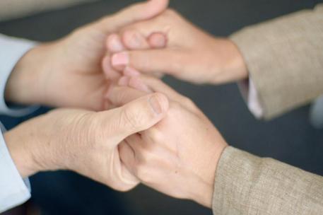 Imagen de archivo de dos personas dadas de la mano