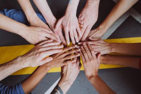 Imagen de archivo de unas manos haciendo equipo