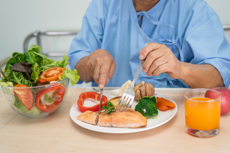 Imagen de archivo de una persona mayor comiendo