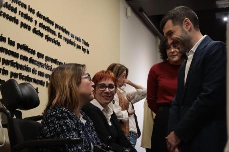 Pablo Bustinduy saluda a una de las asistentes al Consejo Nacional de Discapacidad