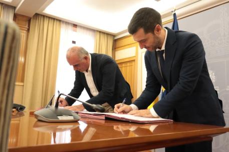 Bustinduy durante la firma