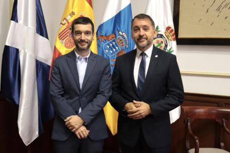 El ministro Pablo Bustinduy junto a Jose Manuel Bermúdez, alcalde de Santa Cruz de Tenerife 