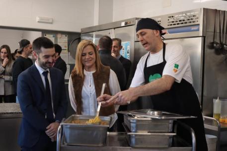 Bustinduy durante una visita a un comedor escolar