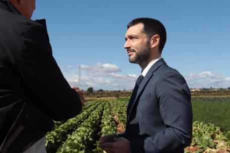 El ministro Bustinduy durante su visita a Valencia
