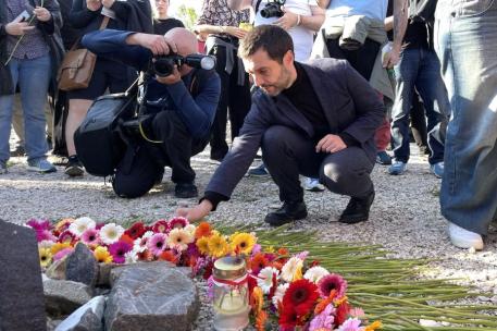 El ministro Bustinduy durante la ofrenda floral en Gusen