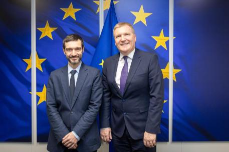Pablo Bustinduy junto al con el comisario de Democracia, Justicia y Estado de Derecho de la Unión Europea, Michael McGrath