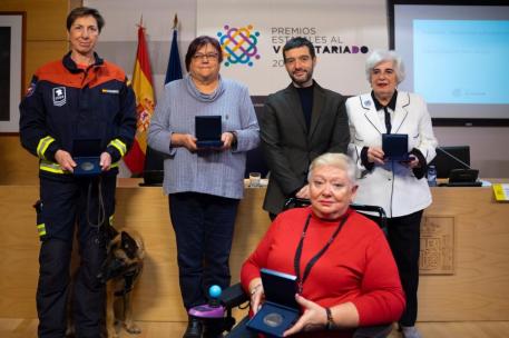 Bustinduy con voluntarias premiadas 