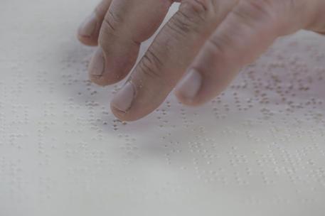 Imagen de recurso de una persona leyendo en braille