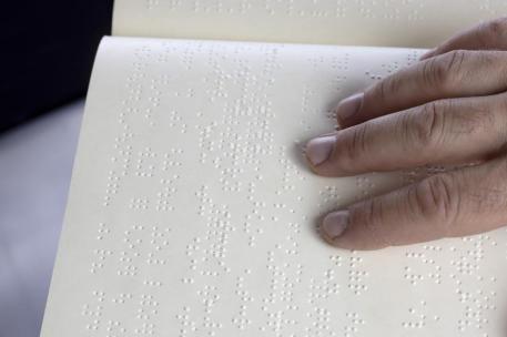 Imagen de archivo de una persona leyendo en braille