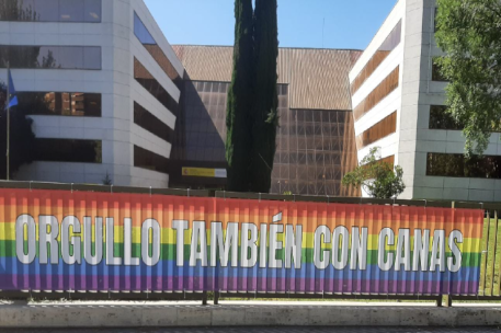 Pancarta LGTBI+ en el Imserso
