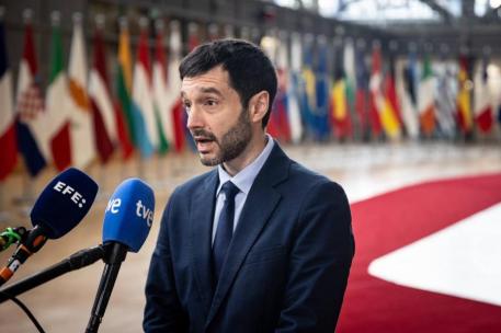 El ministro Pablo Bustinduy atiende a los medios desde Bruselas este lunes 2 de diciembre