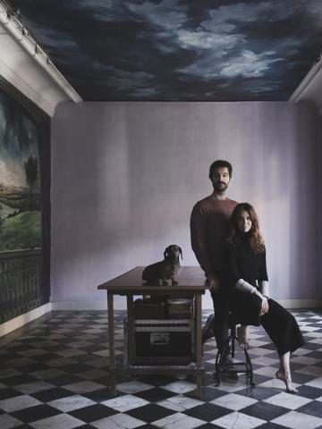 Retrato de Familia de Álvaro de pie, Nani sentada y el perro Hugo sobre la mesa.