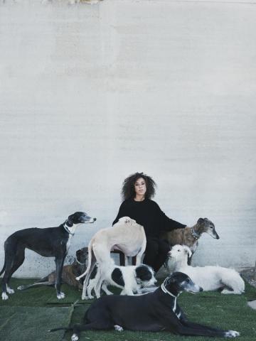 Retrato de Familia de Lara, la fundadora de la protectora Amores Peludos, rodeada de los galgos y podencos Cony, Libia, Sordi, Lola, Enzo, Menta y Donete.